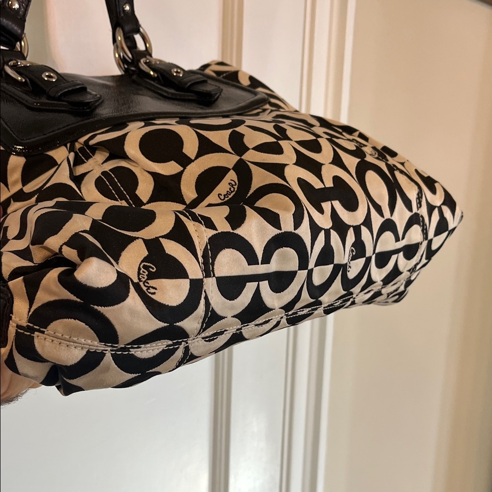Coach Madison Black and Cream Signature Shoulder Bag - Picture 7 of 16